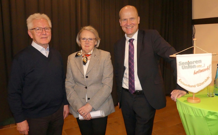 Ralph Brinkhaus zusammen mit der 2. Vors. der SU Heinz Sautmann und der Organisatorin Traute Brinkmann. Ralph Brinkhaus zusammen mit der 2. Vors. der SU Heinz Sautmann und der Organisatorin Traute Brinkmann.