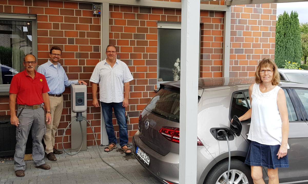 Besitzen dank eigener Investition und der Förderung durch das Programm progres.nrw eine eigene Ladestation für ihre Elektroautos: Karl-Heinz und Anja Diederichs (r.) mit Elektromeister Rainer Seidensticker und dem Landtagsabgeordneten Raphael Tigges (v.l. Besitzen dank eigener Investition und der Förderung durch das Programm progres.nrw eine eigene Ladestation für ihre Elektroautos: Karl-Heinz und Anja Diederichs (r.) mit Elektromeister Rainer Seidensticker und dem Landtagsabgeordneten Raphael Tigges (v.l.