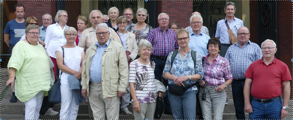 Die Gruppe auf den Eingangsstufen des Deutschen Bergbau-Museums Bochum. Die Gruppe auf den Eingangsstufen des Deutschen Bergbau-Museums Bochum.
