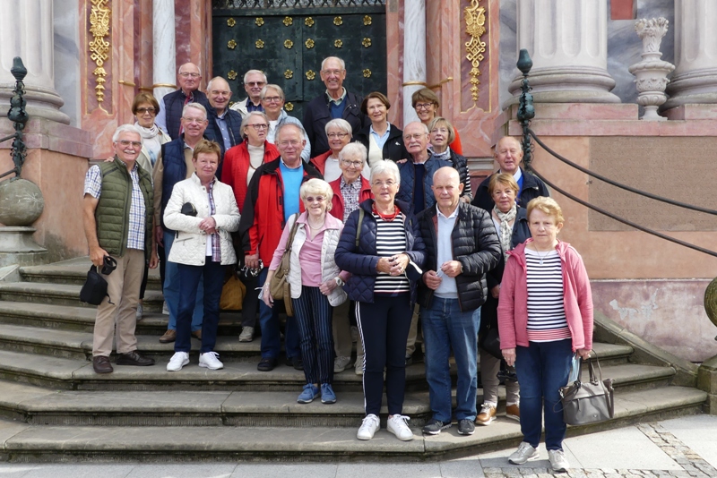 Gruppe auf den Eingangsstufen von Heilige Linde Gruppe auf den Eingangsstufen von Heilige Linde